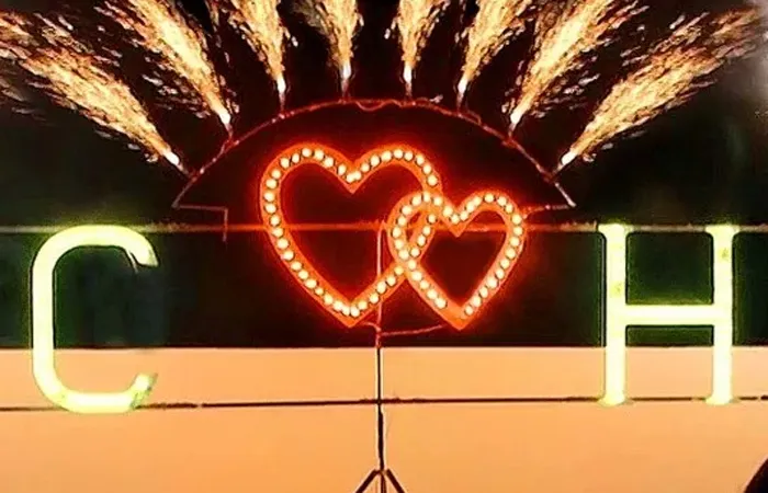 Огненный фейерверк горящие сердца — Ржев Наземный салют в форме горящего сердца – это незабываемое шоу, которое создает самые яркие эмоции у молодоженов и приглашенных зрителей, гостей свадебного торжества. Современные пиротехнические изделия профессионального типа позволяют организовать захватывающие фейерверк шоу во главе с искристыми фонтанами в форме горящего сердца, букв, слов, цифр. Горящие салюты - сердца подчеркнут тематику свадебного торжества и помогут выделить главные моменты свадьбы — Ржев организация и проведение фейерверк шоу от магазина пиротехники  — Ржев