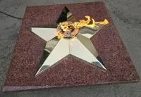 Плита из красного гранита (518205) монтаж комплект горелка ГВД 379 10 89 00 ПС вечный огонь звезда латунь ø 1100 мм. пустотелая  в Ржеве