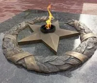 Бронзовый венок со звездой вечного огня в Ржеве (518550)